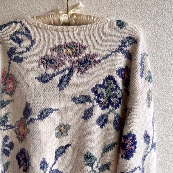 Vintage 1980s White Silk Sweater With Purple Florals (L/XL) - Picture 11 of 12